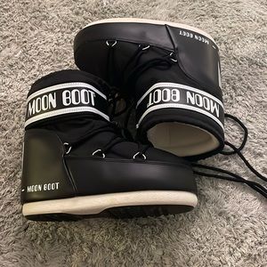 Black and white mini moon boots